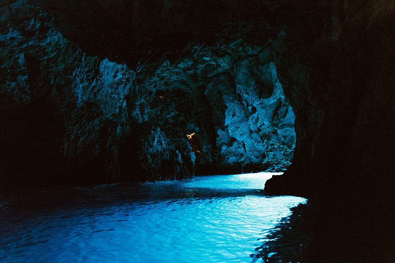 Mejores experiencias en Croacia: Cueva Azul en la isla de Bisevo